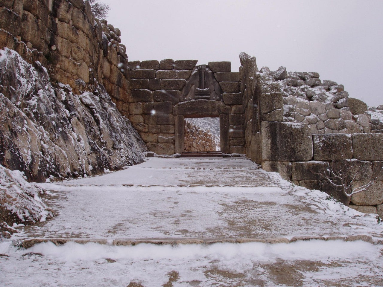 Εντυπωσιακό! Ο αρχαιολογικός χώρος των μυθικών Μυκηνών γεμάτος χιόνι (βίντεο)